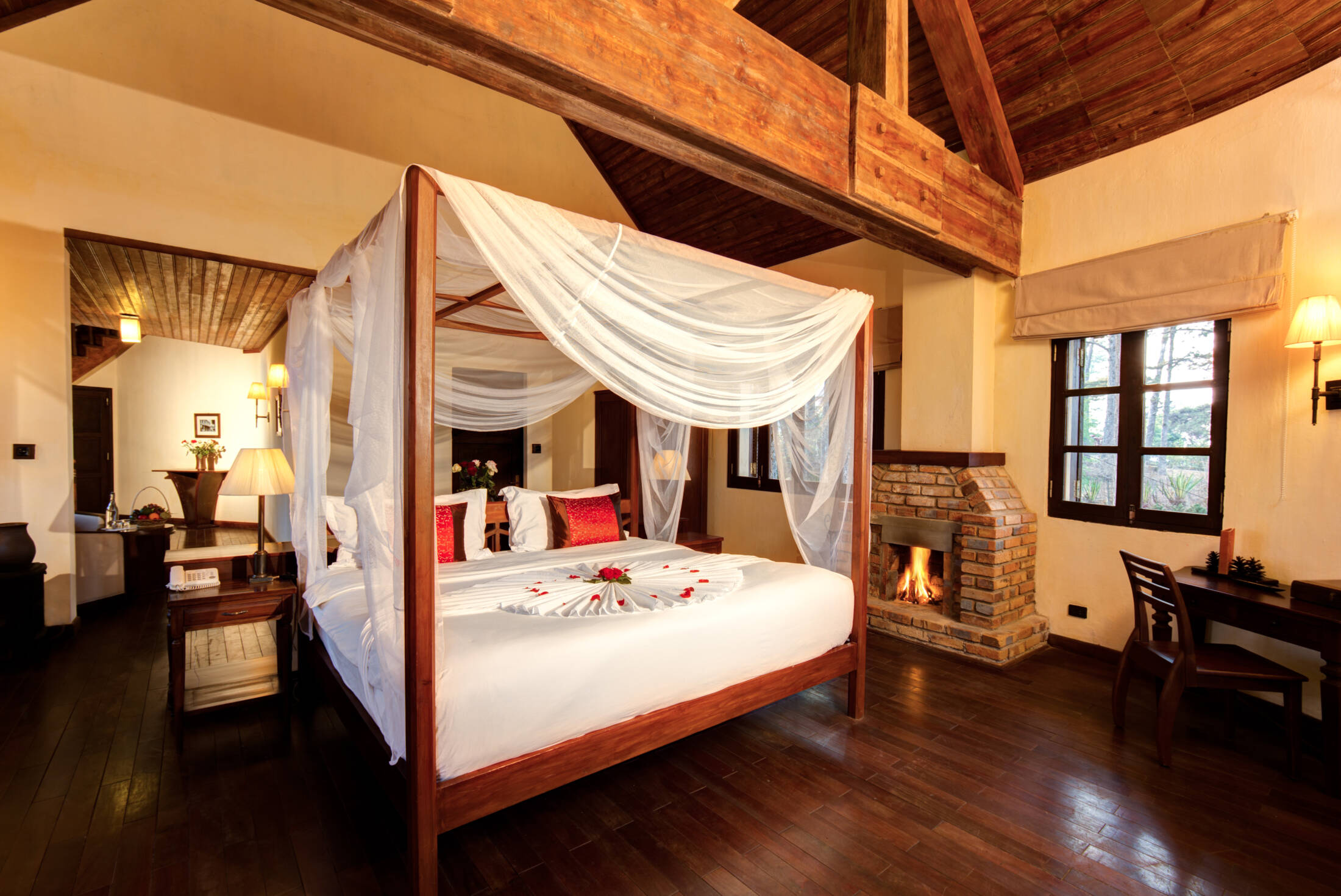 Thiết kế không gian honeymoon room decorate đẹp mê hồn cho đêm tân hôn